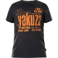 T-Shirt with prints and large lettering    Yakuza T-Shirt Fear TSB-23036  in blue  Short-sleeved shirt  Large lettering on the front side  Large print with lettering on the back side  Logo print near the lower seam  Leather patch on the left side ...