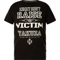 T-Shirt with prints and large lettering    Yakuza T-Shirt No Victim TSB-23028  in black  Short-sleeved shirt  Large lettering on the front side  Large print with lettering on the back side  Logo print near the lower seam  Leather patch on the left side...